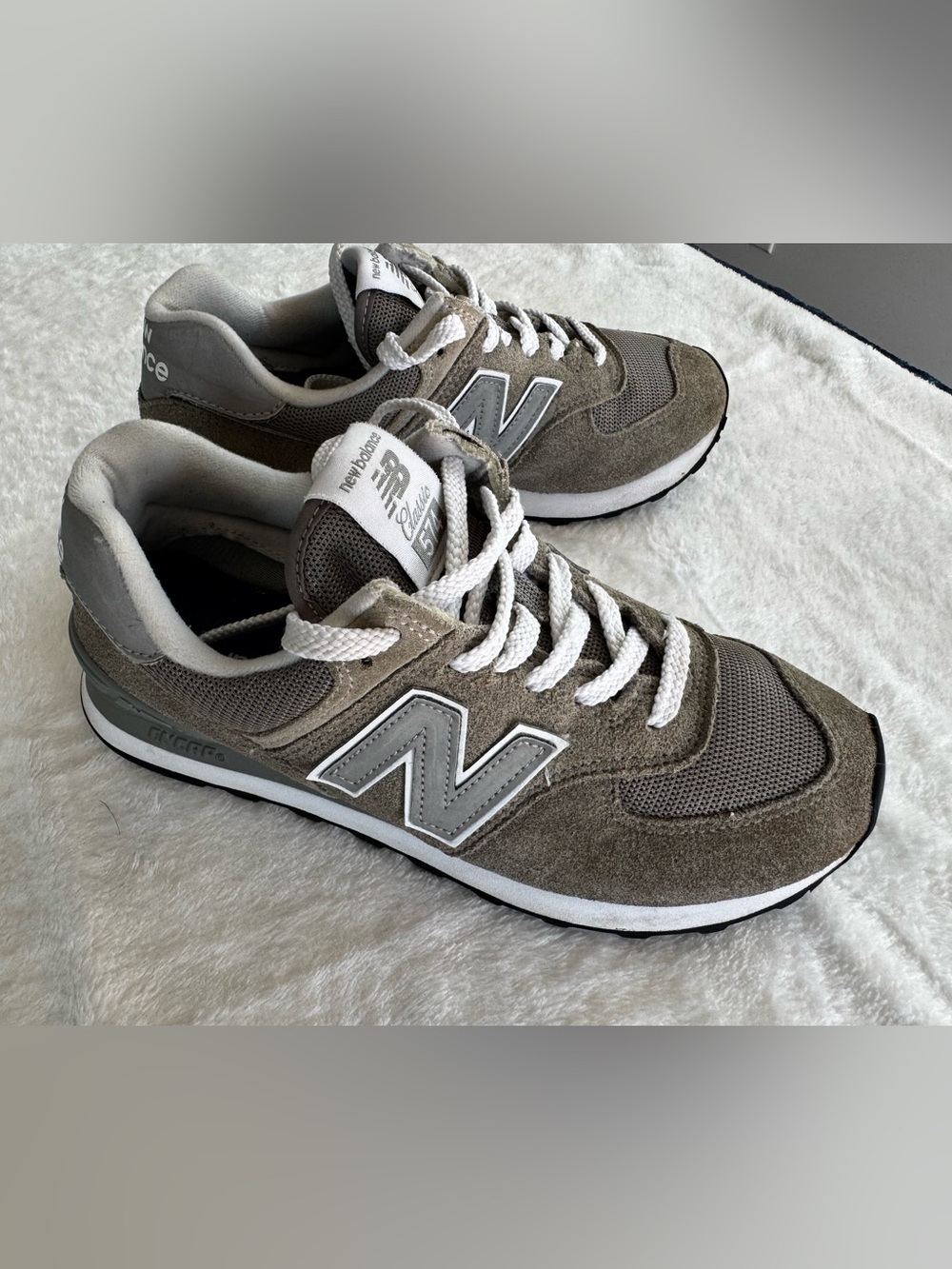 New Balance Women's Gray and White Suede Mesh Sneakers Size 8